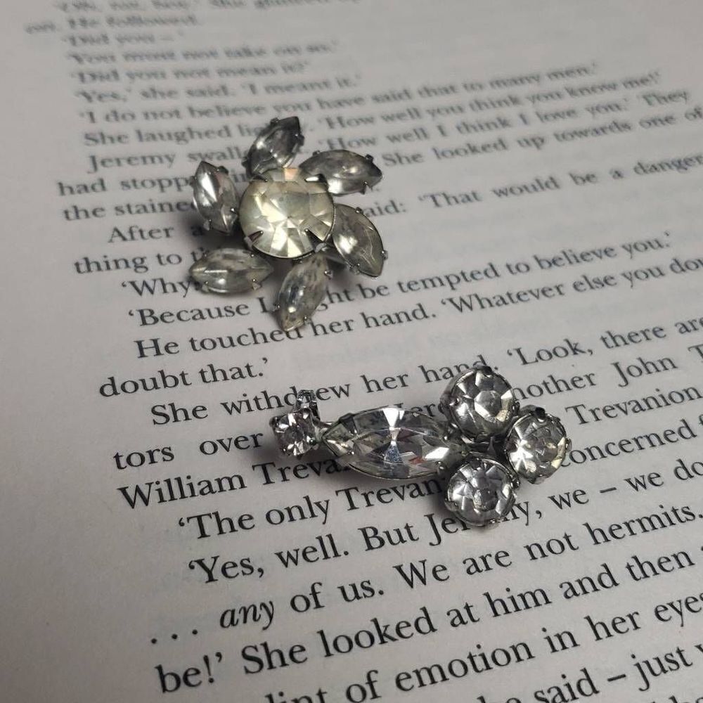 ‎Faux Diamond Brooches